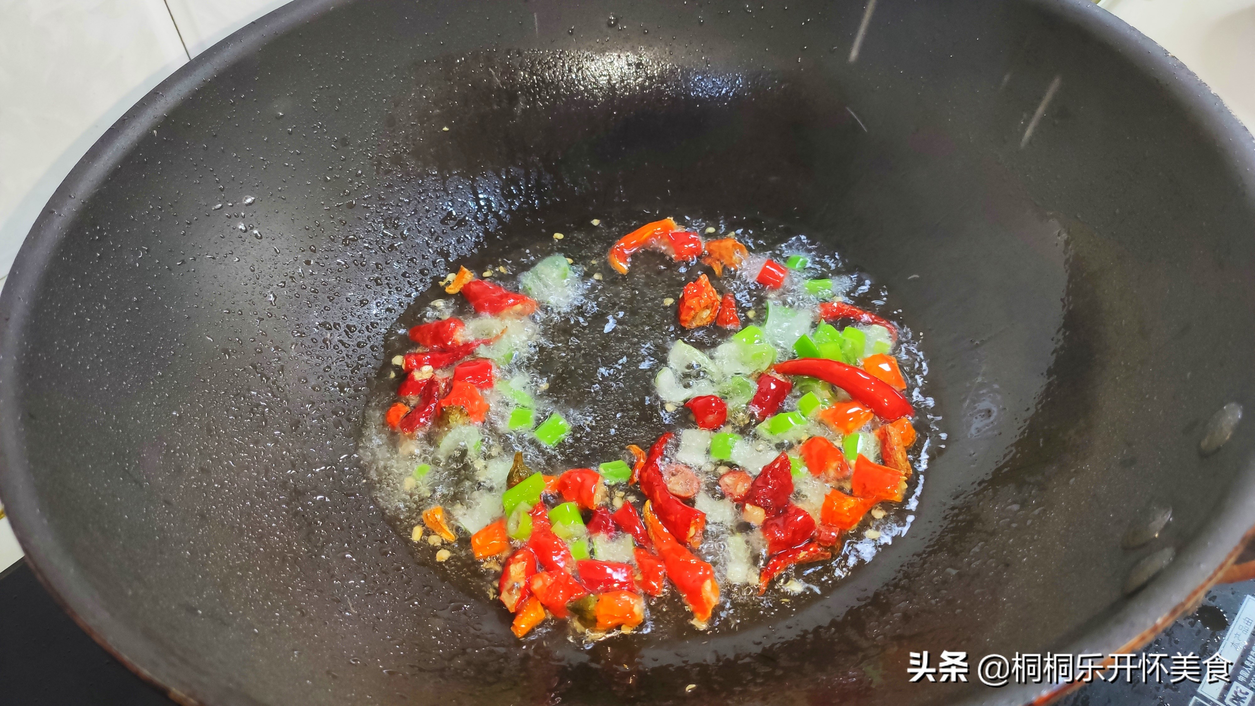 油炒河虾怎么炒能炒出酥脆的感觉,炒河虾怎么做不扎嘴