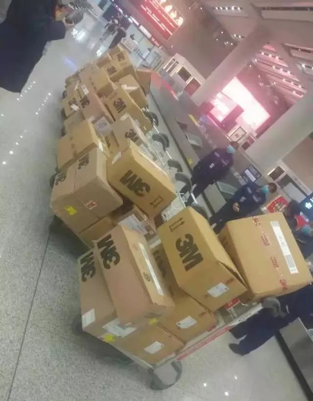 他在印度坐着三轮车狂奔，就为了抢3000个口罩……