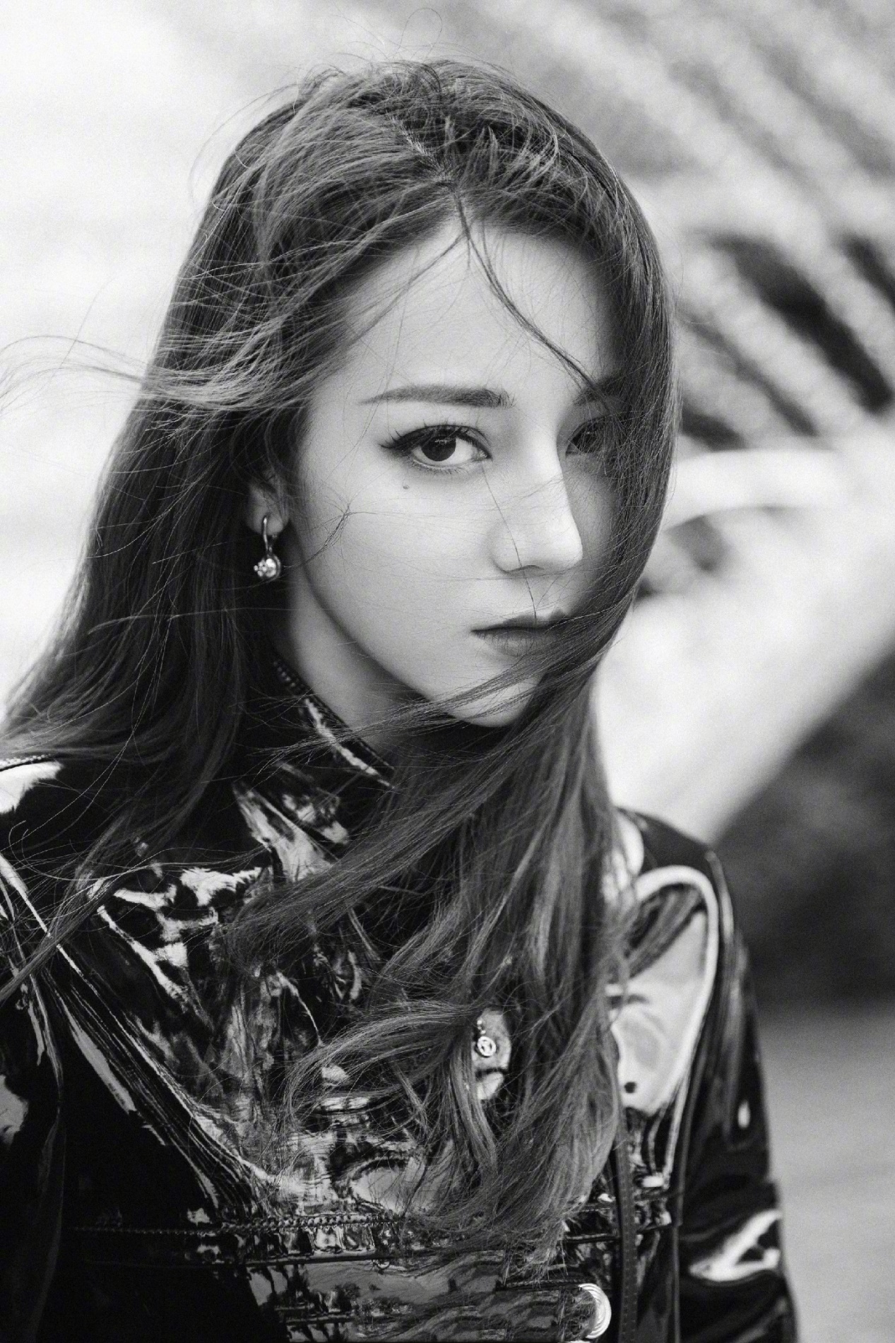 脸上有许多有痣的女生代表什么,脸上有痣的女孩子是不是不好看