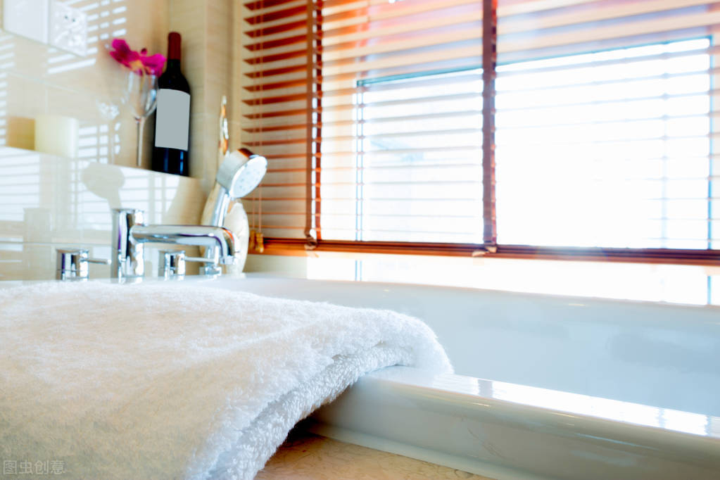 卫生间内开窗用什么窗帘最好,卫生间窗帘框内好还是框外好