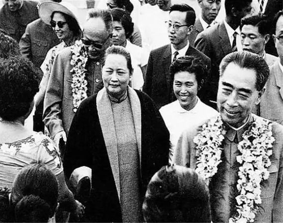 毛主席逝世追悼会上，举国致哀站立吊唁，为何有一人会坐着参加？