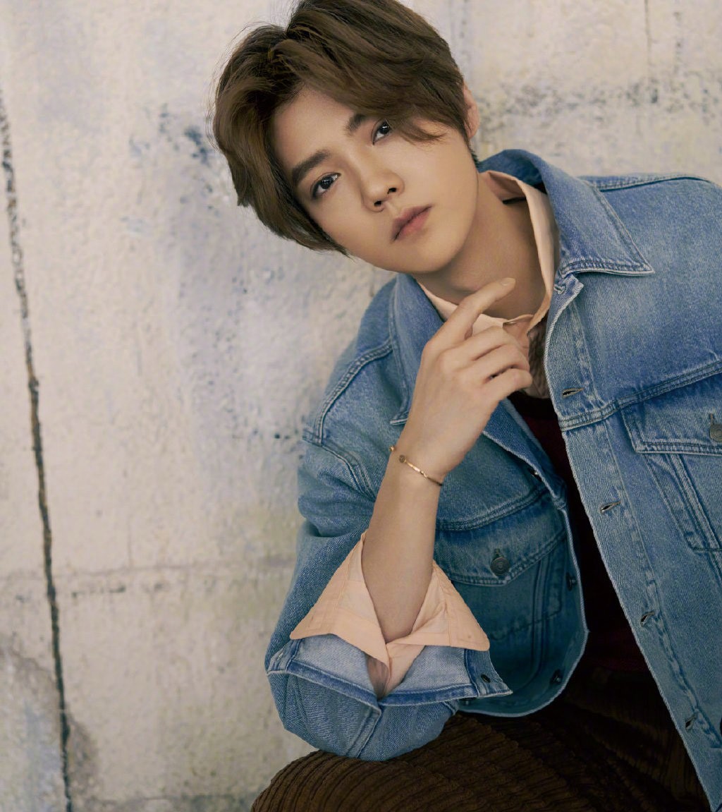 牛仔单品果真减龄，鹿晗牛仔外套搭条纹长裤，宛若少年模样