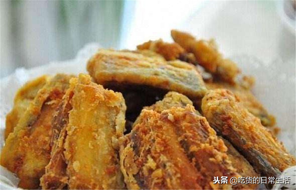 只要记住两点保证煎的鱼不粘锅,这样煎出来的鱼非常漂亮不粘锅