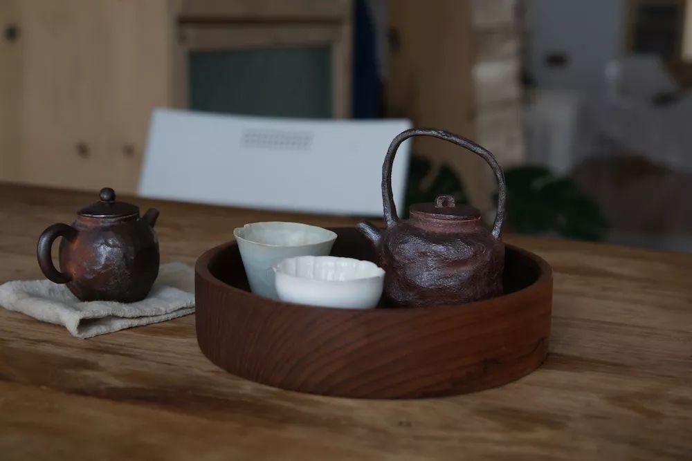 用水泥砌橱柜,用粘土做迷你橱柜