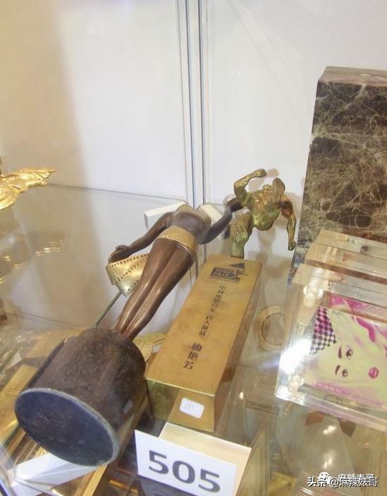 每月生活费10万,梅艳芳母亲哭穷