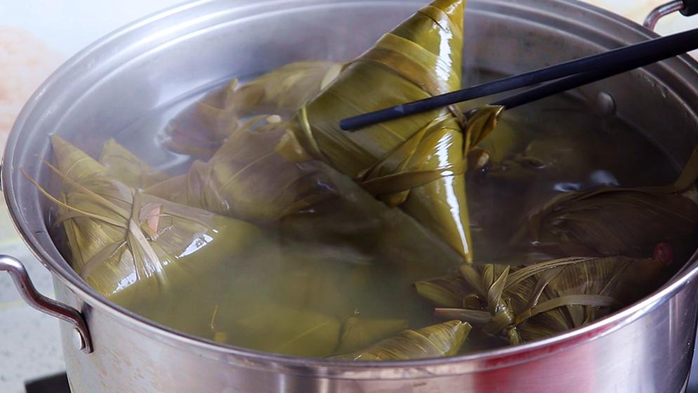 煮粽子用热水还是用冷水下锅,煮粽子用冷水还是用热水味道更美