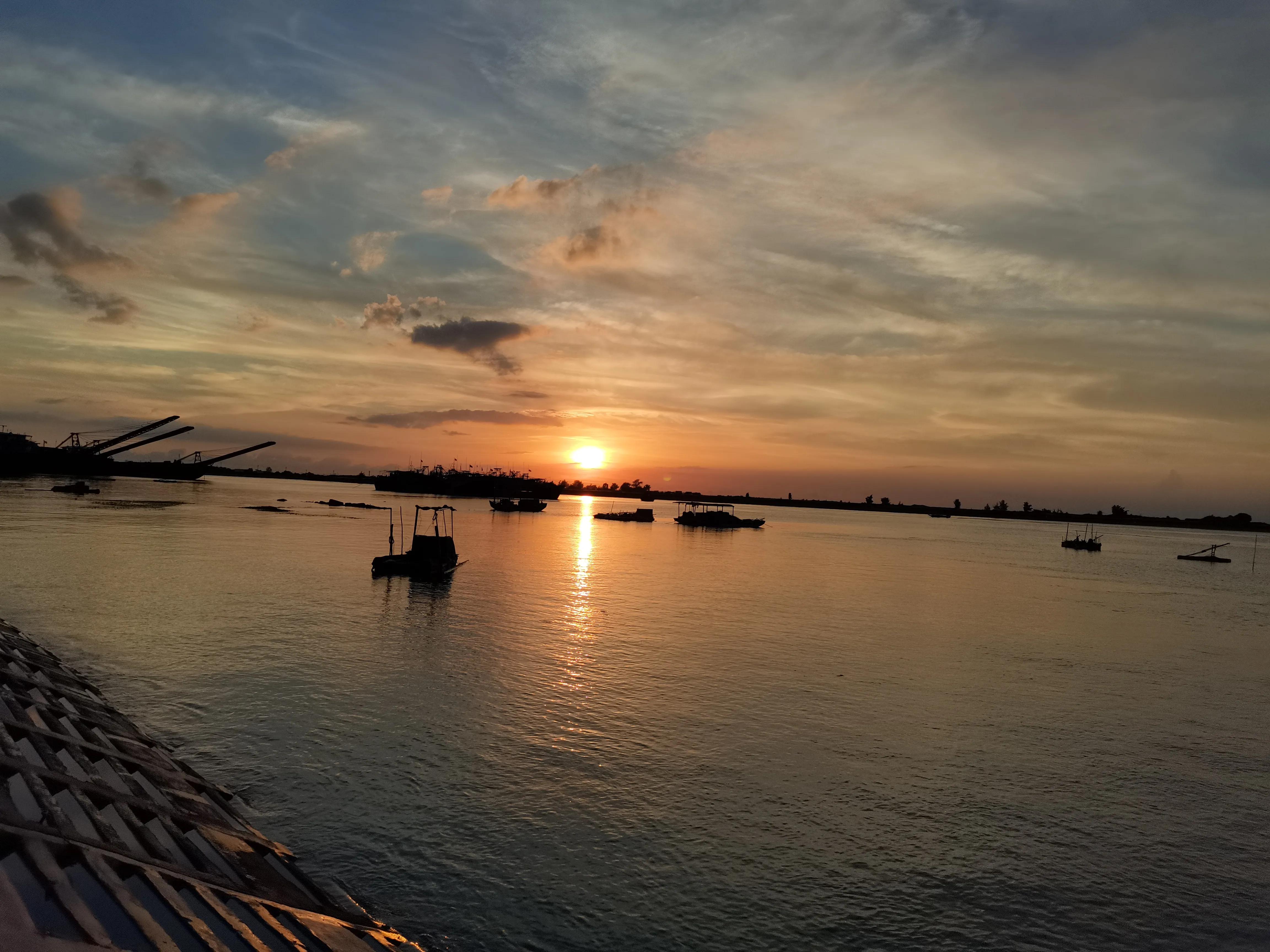 三人出海夜钓，石堆下藏满黄鲷鱼群，每人钓一桶