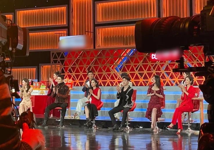 贾玲李宇春同台跳舞漫不经心,贾玲模仿李宇春众人纷纷称赞真像