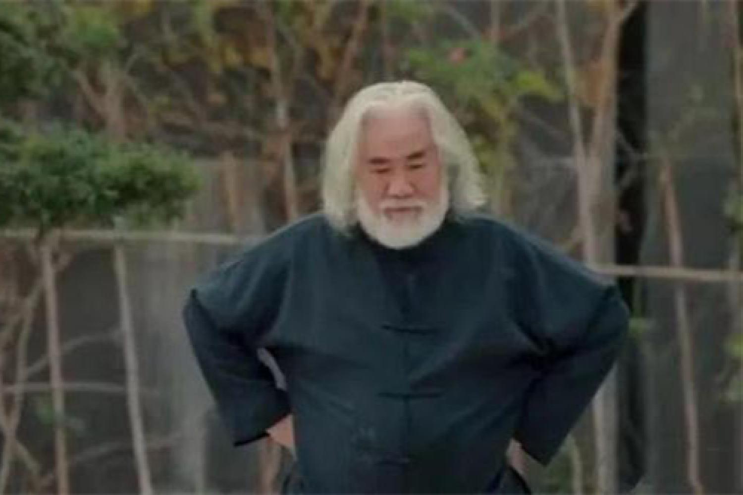 69岁张纪中陪娇妻踢球体力不支,张纪中73岁再当爹