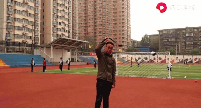 手机平行于黑板，镜头扭转的教育