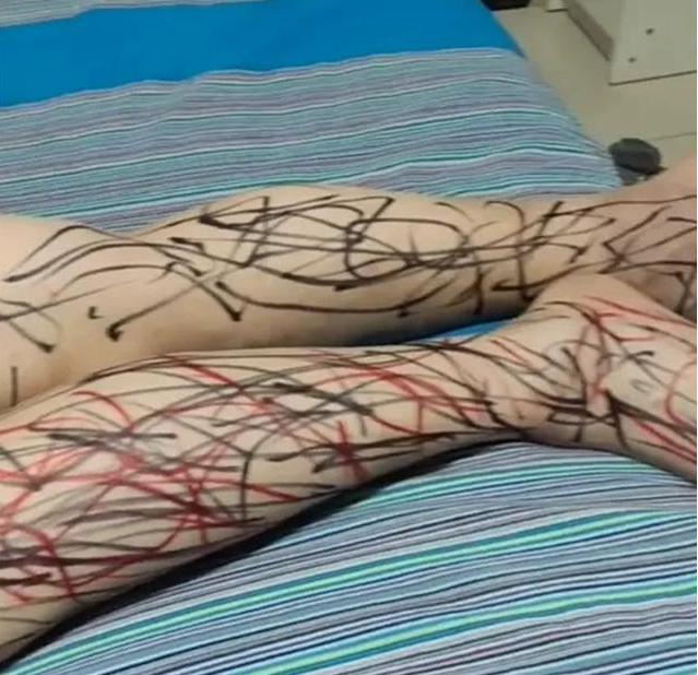 儿童表演彩绘男童,萌娃穿上人偶表演服