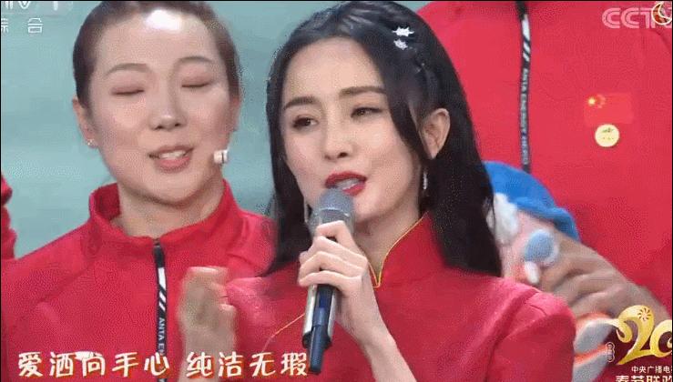 春晚造型不服不行！38岁佟丽娅，35岁杨幂，一身中国红都绝了