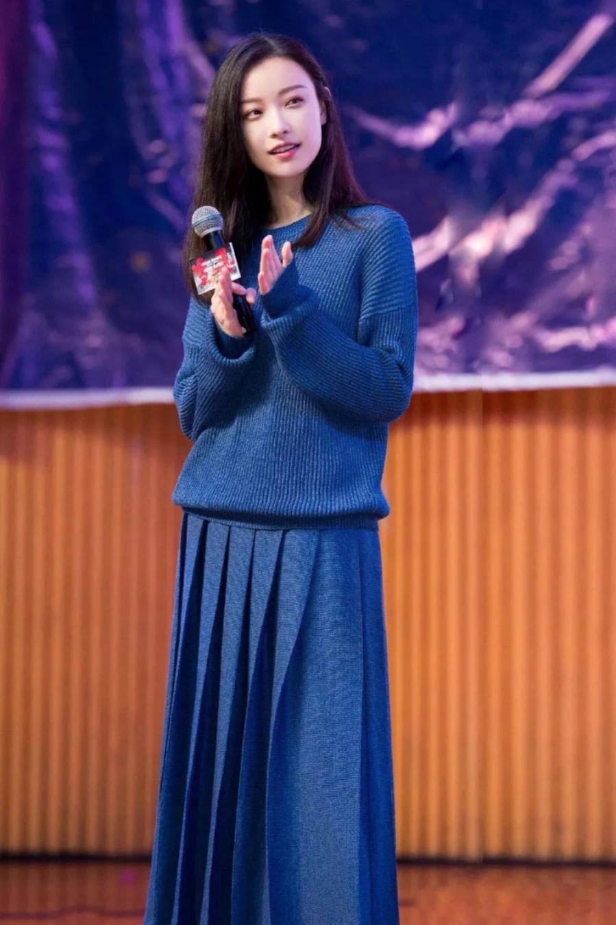 百褶裙今年流行百搭显瘦收腰冬款,版型好的百褶裙配卫衣