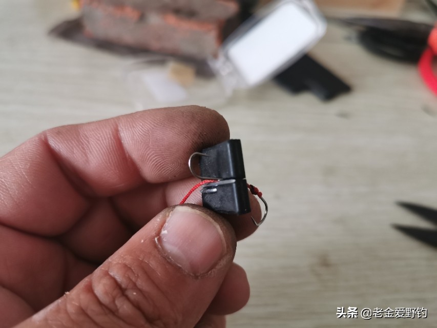 怎么用绑钩器绑钩简单又结实,绕线圈自制绑钩器可以绑袖钩