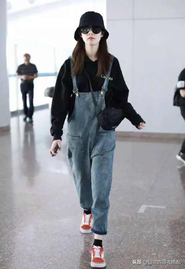 杨幂机场秀穿搭,机场走秀女明星