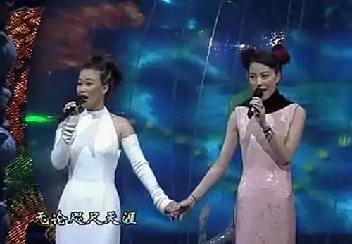 春晚时尚图鉴：热巴杨幂的红裙、王菲刷碗手套和董卿李思思的口红