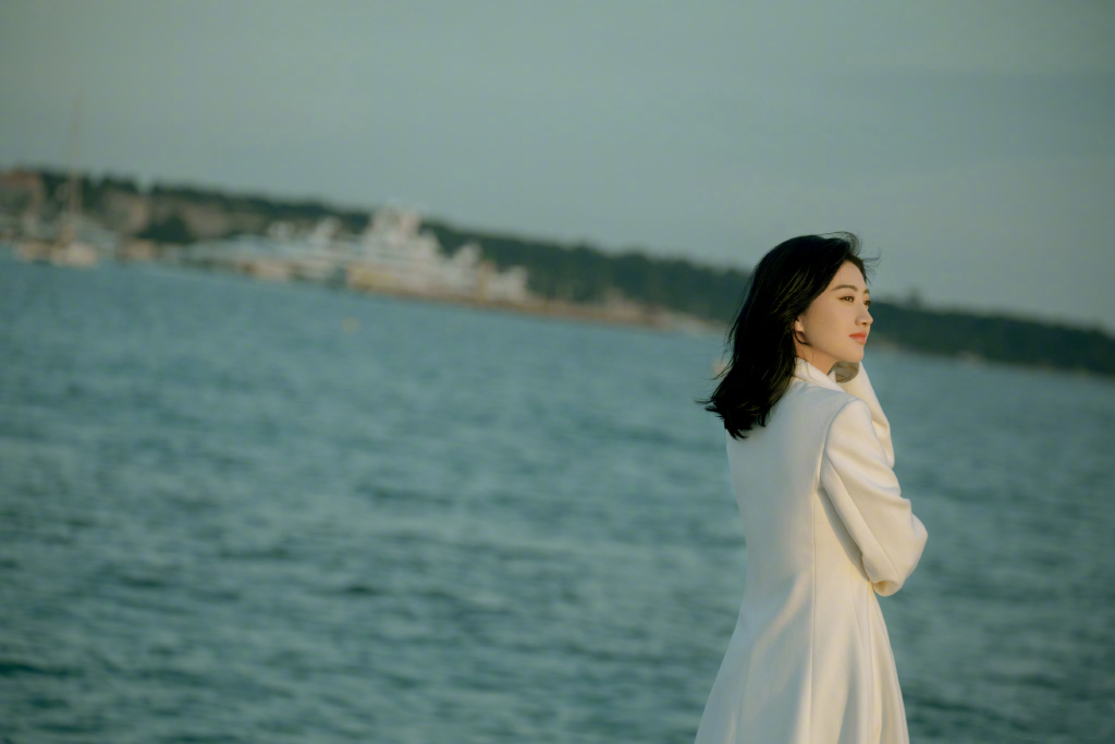 景甜黑色吊肩连衣裙,景甜穿时髦露肩连衣裙