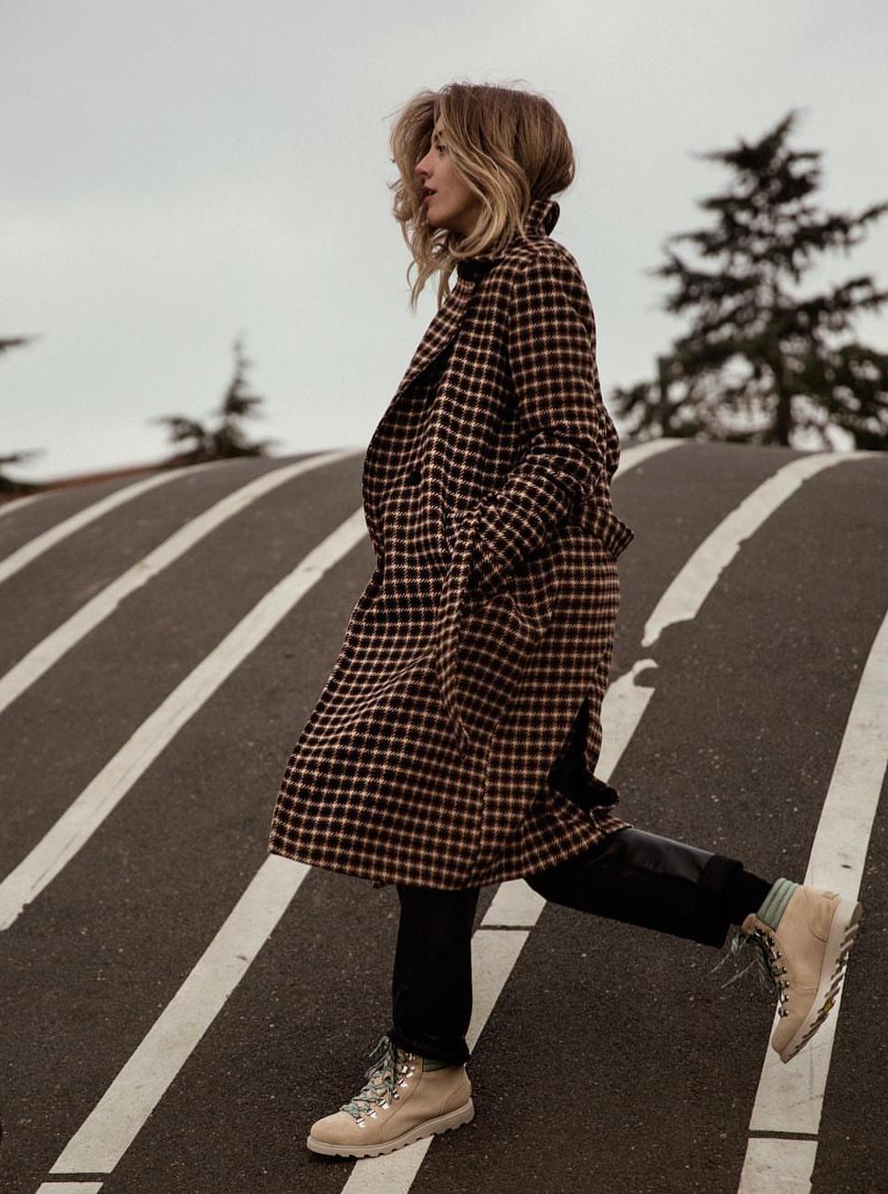 黑白格纹大衣怎么搭配好看,戴帽子黑白格纹大衣怎么搭配好看