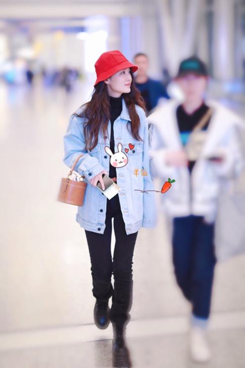 李沁小红帽,李沁近日机场穿搭