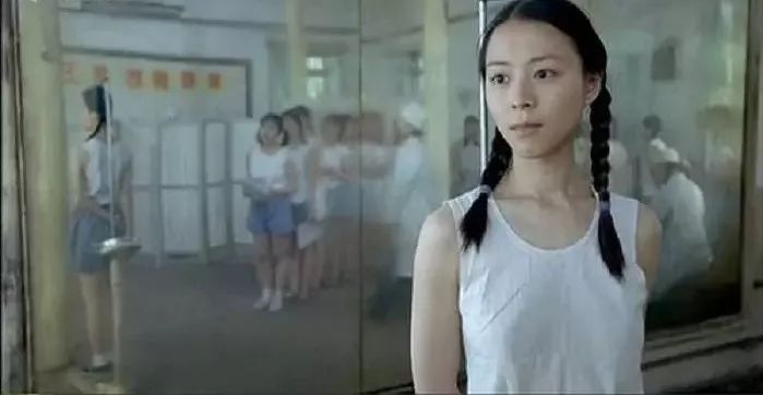 地位与张艺谋不相上下，他第一次做导演，扯掉了理想主义的遮羞布