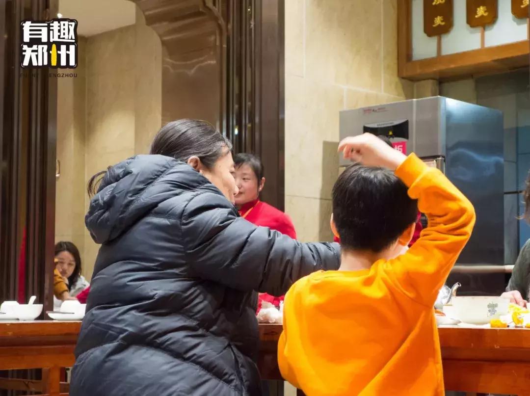 称霸紫荆山商圈40年的老店里，藏着郑州的人间烟火