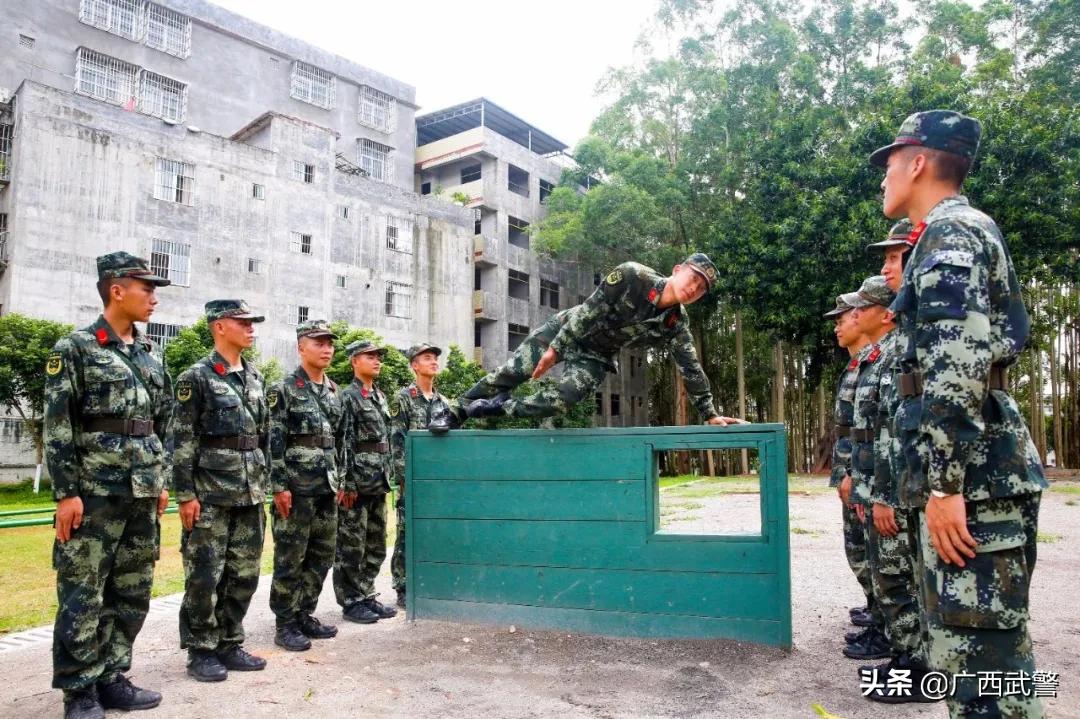 400米障碍班长态度,刘班长抖音里跑400米障碍