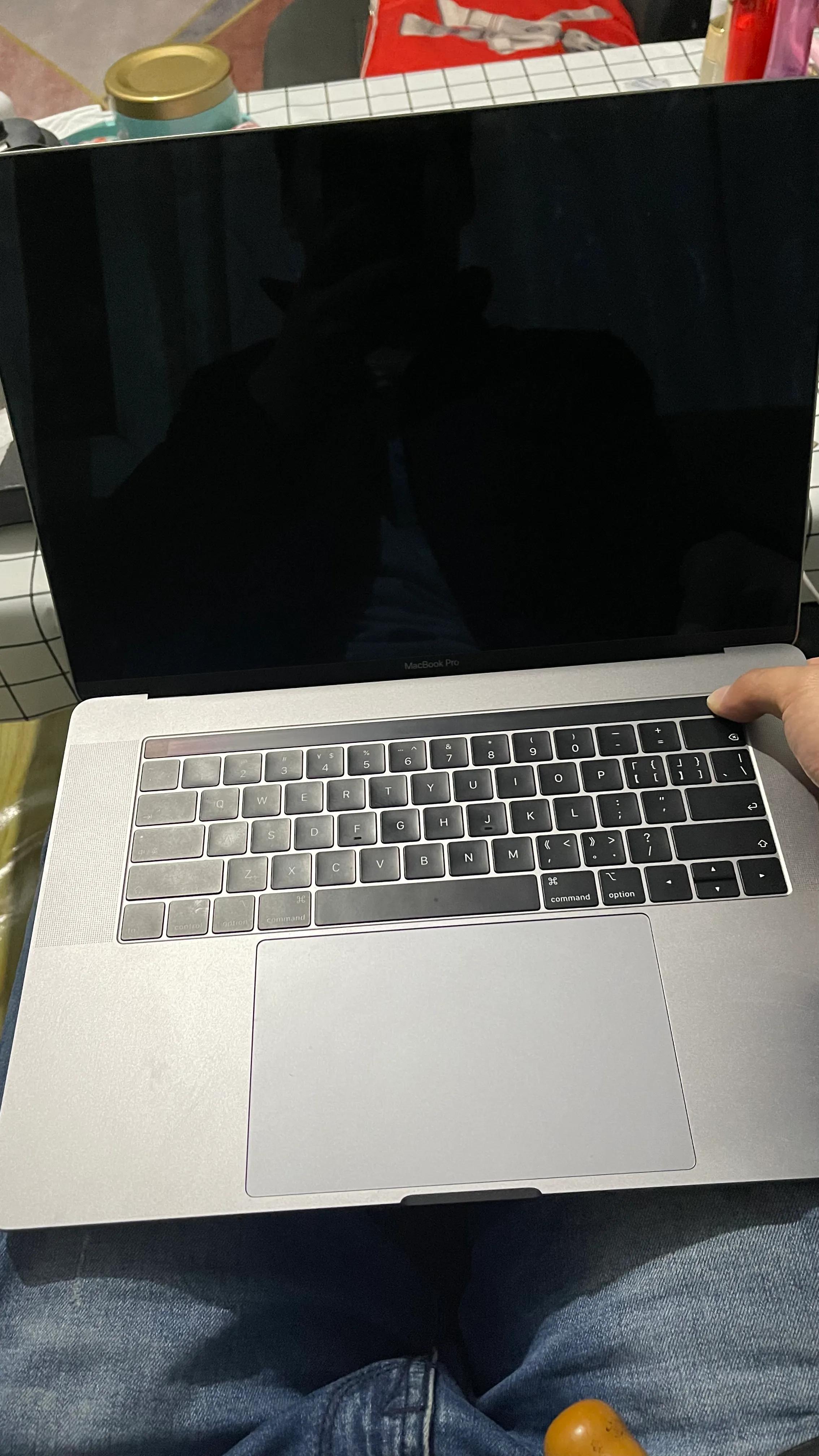 我一天天心怎么这么大呢。买了个二手苹果本这下完犊子了，不充电