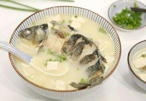 炖鱼时，最忌讳用酒和醋！老厨师透露“诀窍”，鱼肉鲜香无腥味