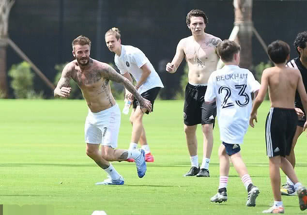 贝克汉姆全家齐出镜,贝克汉姆中文纹身是谁纹的