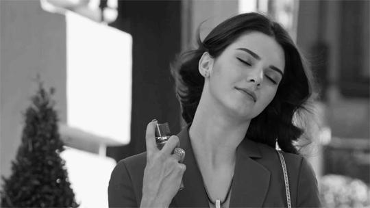 香奈儿五号背后的故事,玛丽莲梦露香奈儿5号原版视频