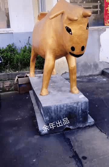太个性！湖北武汉一公司开业，门口石牛形似“纸扎牛”引人爆笑