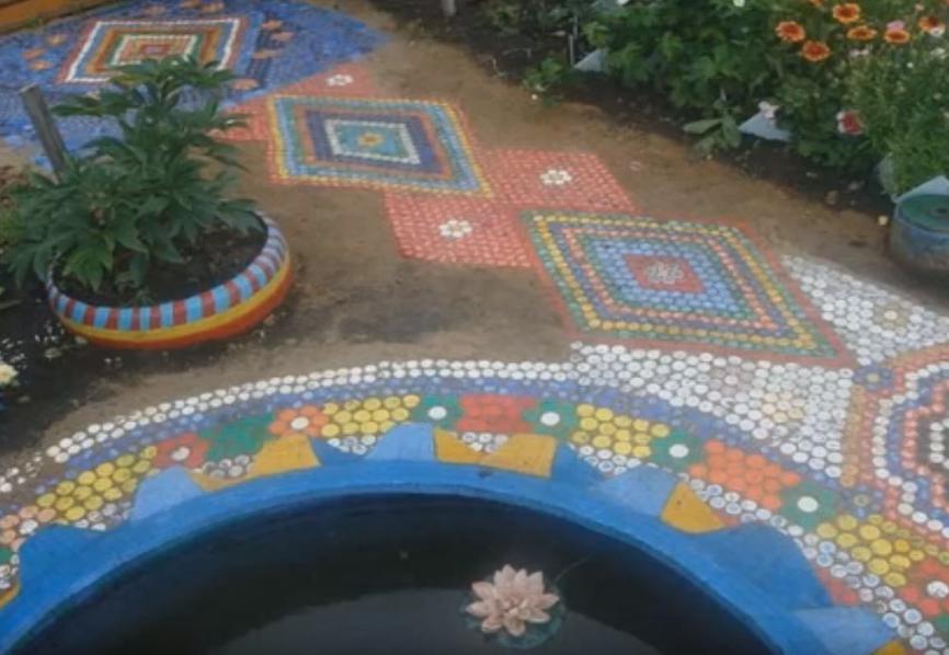 以后卖瓶子，我要把瓶盖拧下来留着，铺在院子里当花路实用也好看