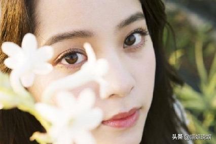 喜欢晒眼睛特写的小花，“苍蝇腿”睫毛触及审美低谷，无法理解