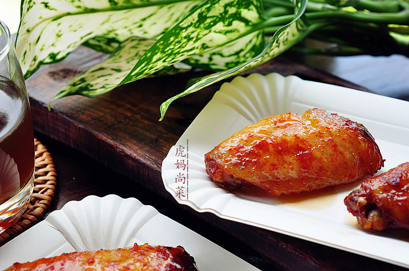 鸡翅放进面包机，然后就等吃了，不怕油星四溅，更不担心烤糊烤焦