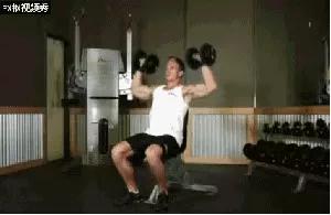 哑铃推举常出的错误,哑铃推举做几组就力竭