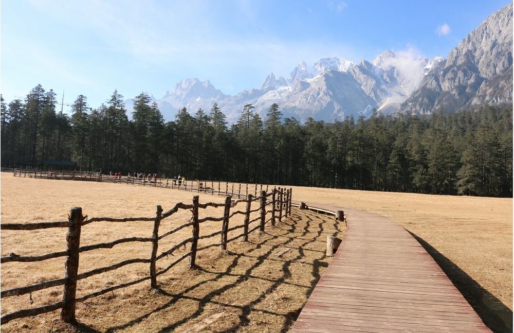 玉龙雪山日照金山的美,玉龙雪山日照金山美照