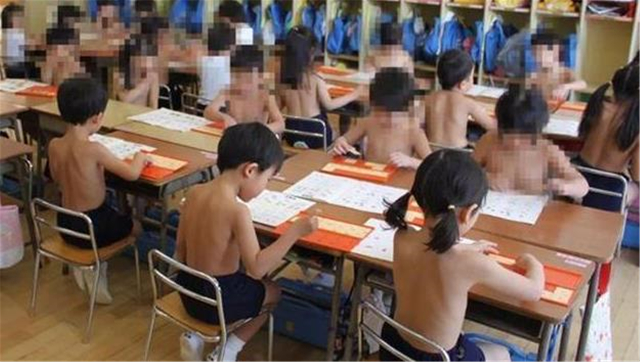 日本脱衣上课红了，男孩女孩都裸上身，网友：不怕早熟