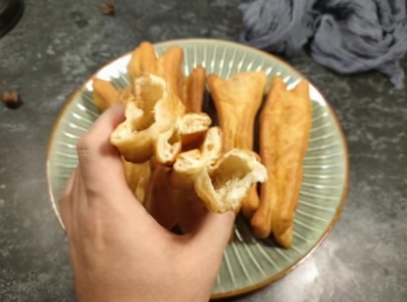 炸油条放碱面酵母酥脆吗,炸油条用不用酵母粉