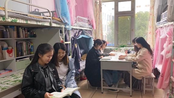 “贫民窟”大学宿舍遭学生嫌弃，环境“脏乱差”，新生表示想复读