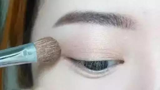 简单易上手的眼妆教程步骤,超详细的眼妆教程你一定学得会