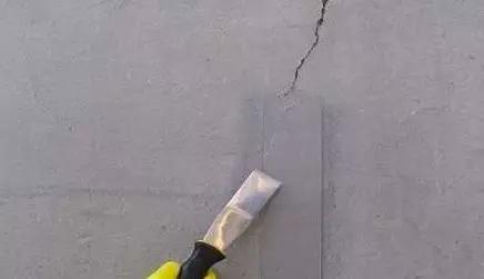 混凝土地面开裂什么原因,混凝土房顶开裂的原因和处理方案