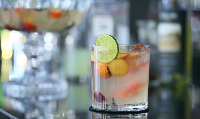 街边调酒摊实际到底赚钱吗,一线城市调酒师真实收入