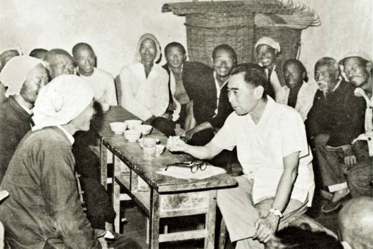 从为中华之崛起而读书到海棠花开，周总理两袖清风殚精竭虑的一生