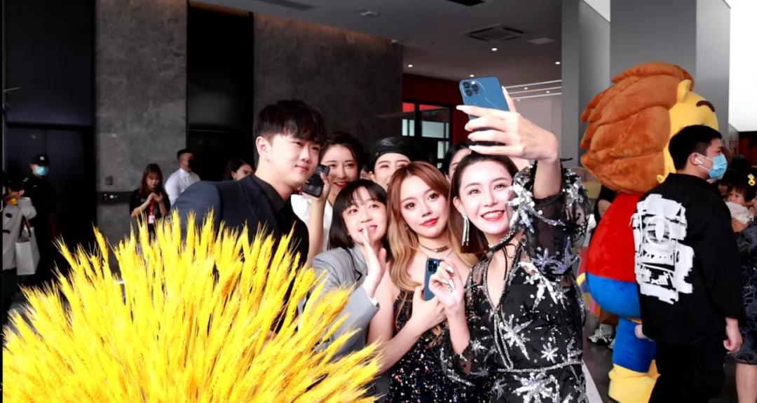 90后女主播靠什么收入,月入百万的女主播是怎么做到的