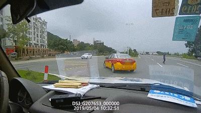 金湾教练车行驶怪异，龟速、弧线掉头，被交警盯上！