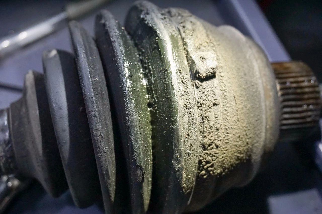 下摆臂衬套老化有什么影响,下摆臂衬套老化开裂