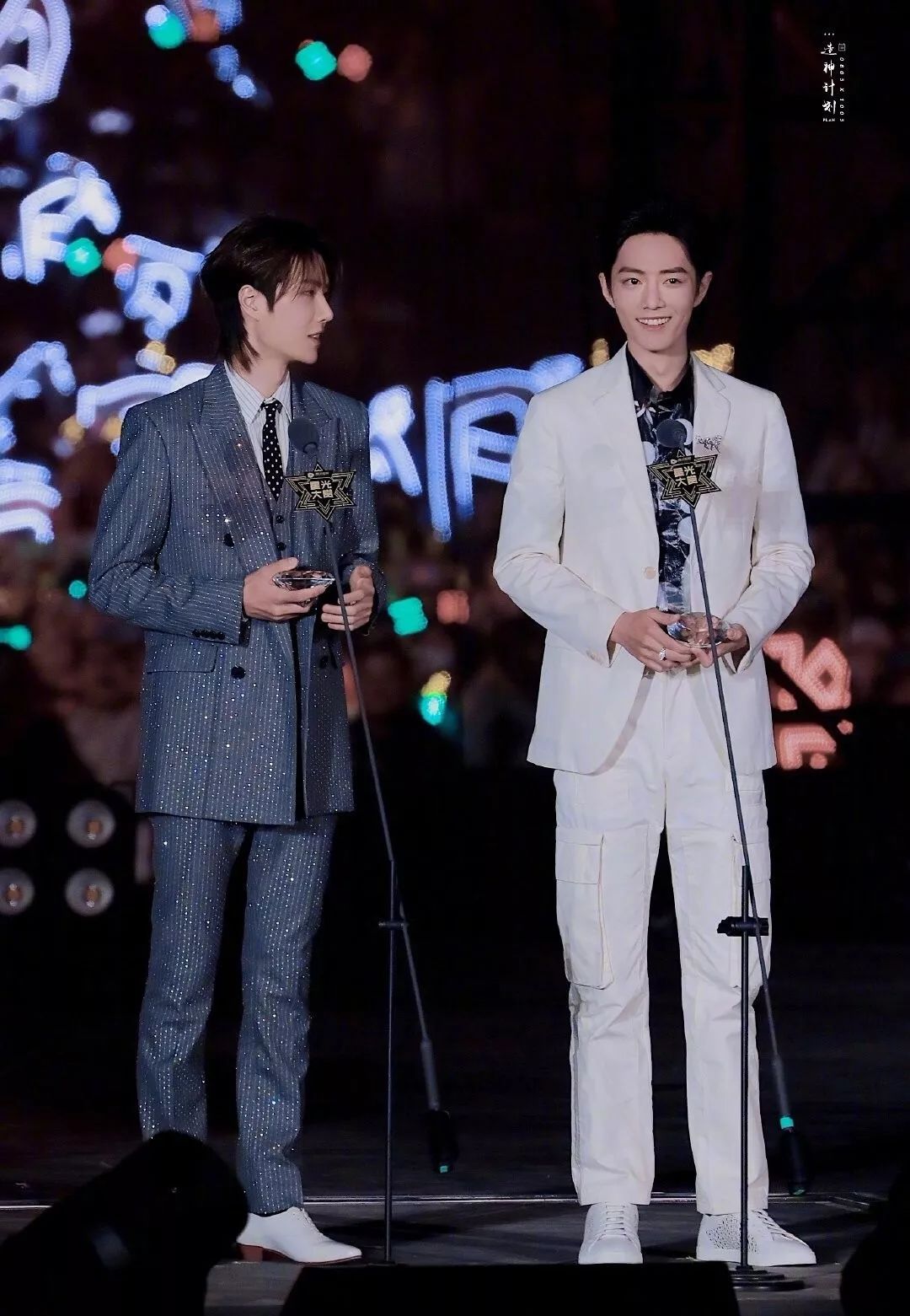 肖战绝世侧颜,肖战绝美回眸