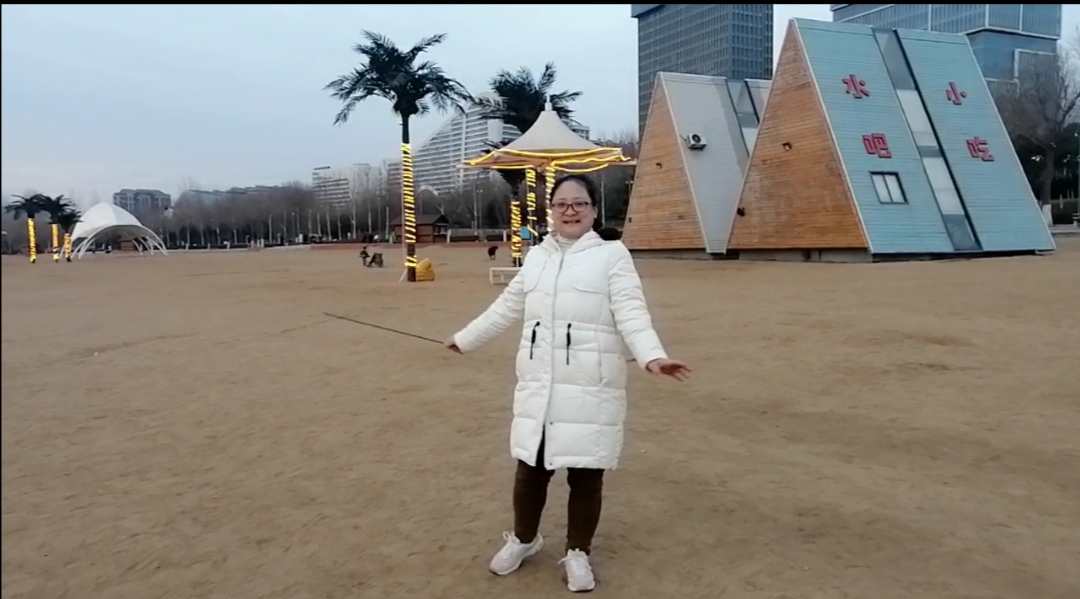 简单简笔画沙滩上的童话风景画,用铅笔和水彩笔画一幅海边风景画