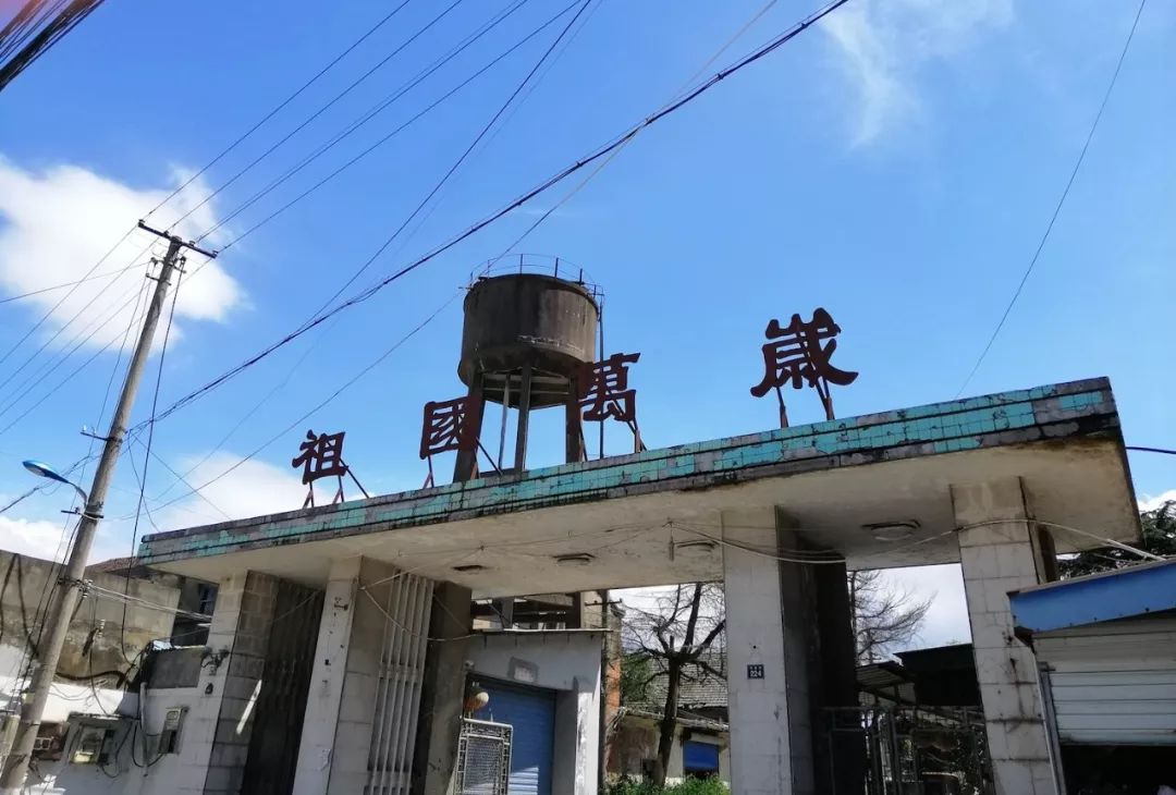 在只有KTV和麻将馆的县城里建一座图书馆，他们坚持了8年