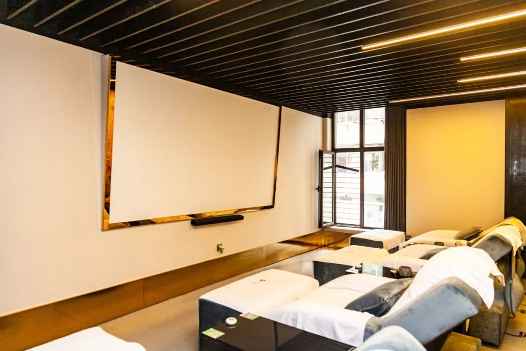 大连这家店做足疗还能看电影，是时候来一次全身心的放松了